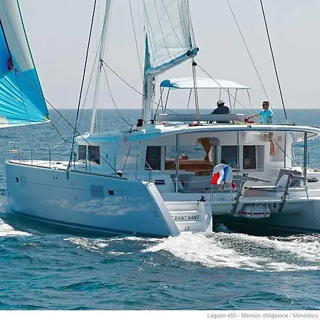 Boat In Bateau-hôtel *
