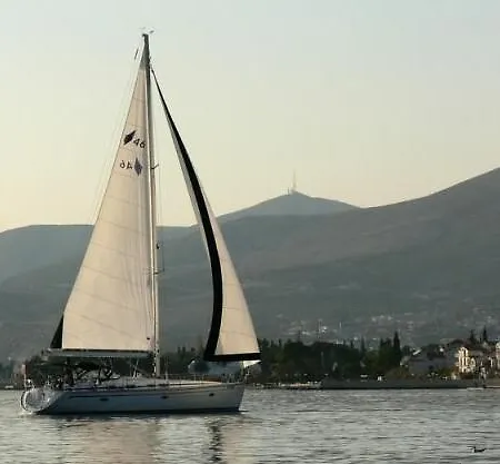 Boat In Bateau-hôtel
