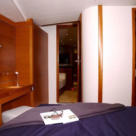 Boat In Bateau-hôtel