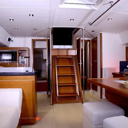 Boat In Bateau-hôtel *